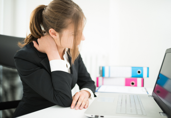 Vaivaako niskakipu ja jännityspäänsärky toimistotyössä? 5 vinkkiä vaivojen helpottamiseksi